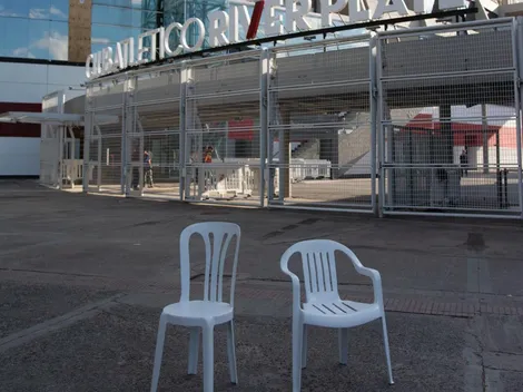¿Otro recital? Qué hay detrás de la foto de dos sillas de plástico en el Monumental