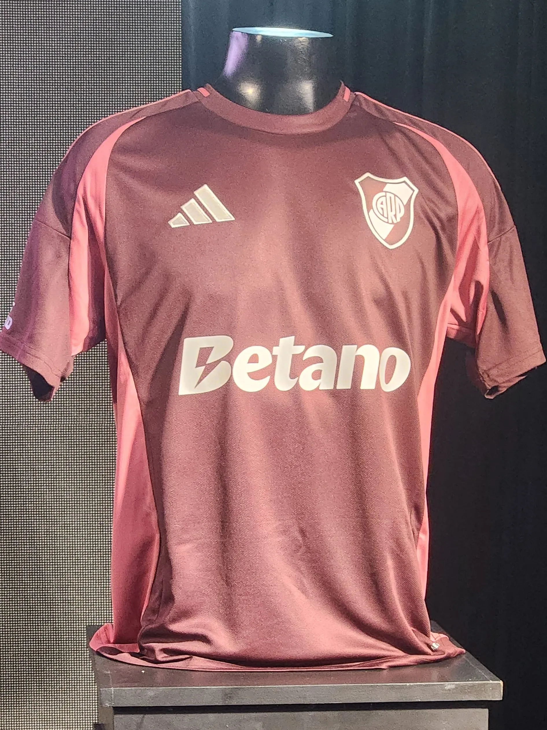 Betano, en otra de las dos camisetas suplentes que tiene el Millonario.