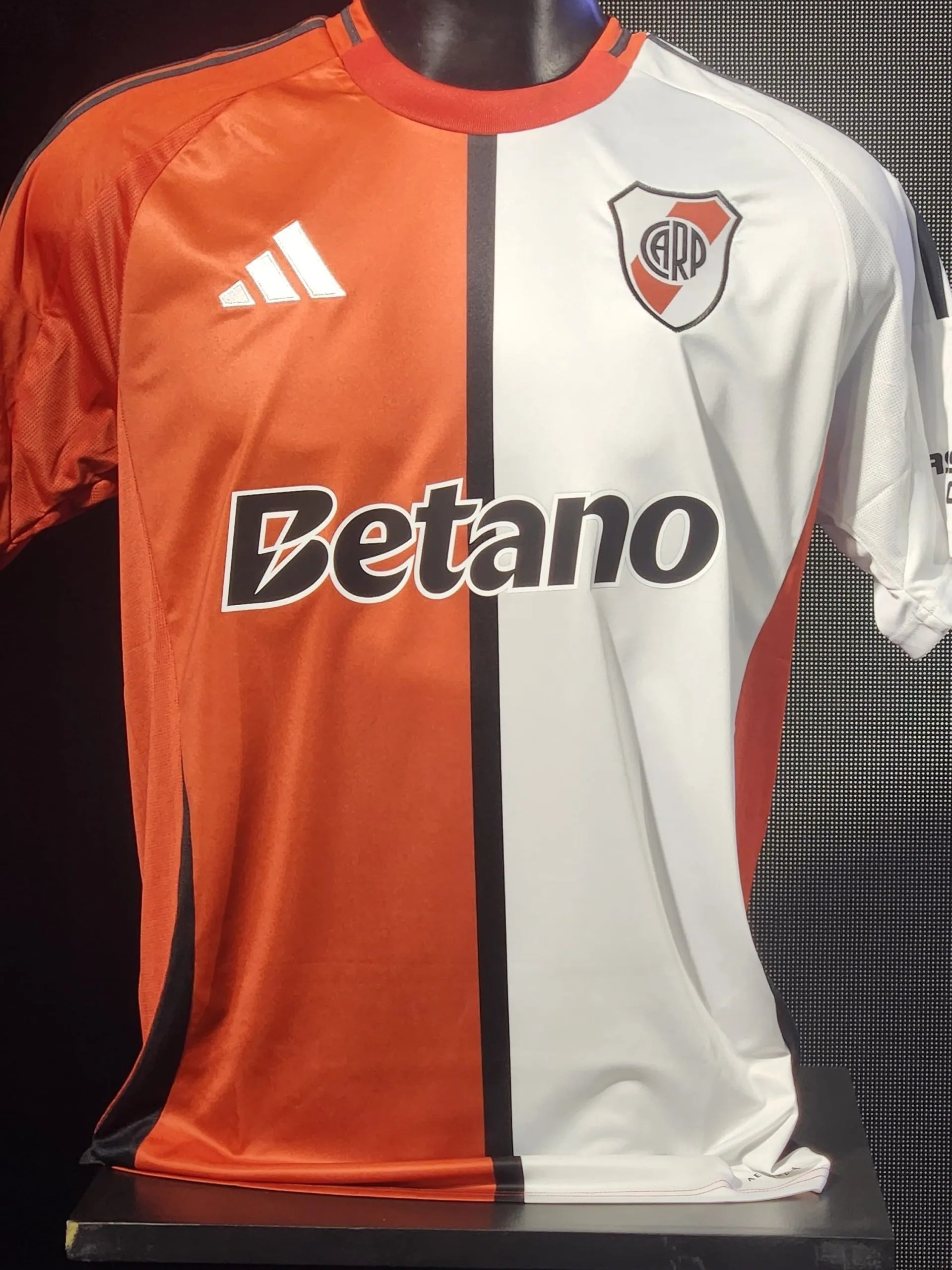 Así luce la publicidad en la camiseta alternativa de River.