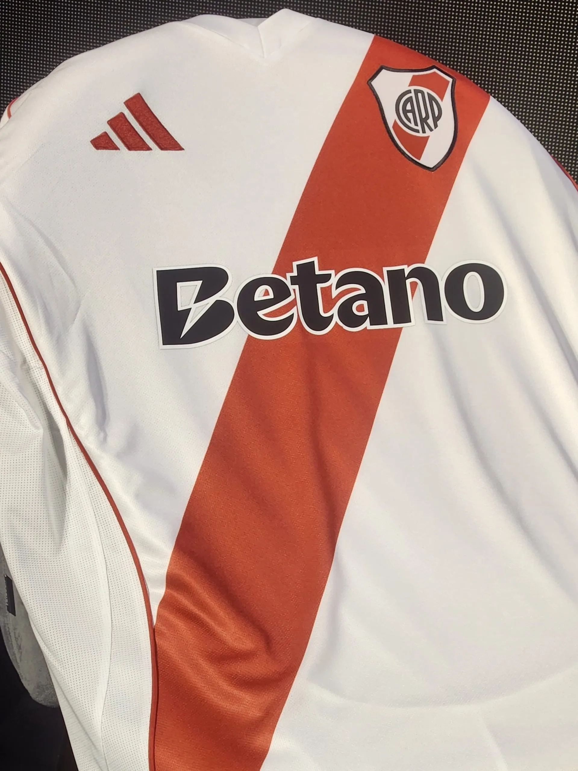 La camiseta titular de River con el nuevo sponsor Betano.