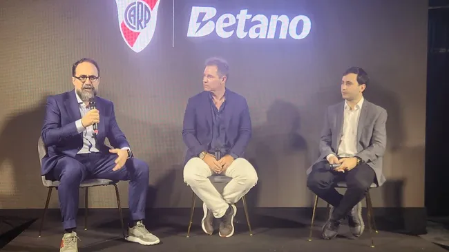 Spanoudakis, Brito y Di Carlo en la presentación de Betano como sponsor de River.