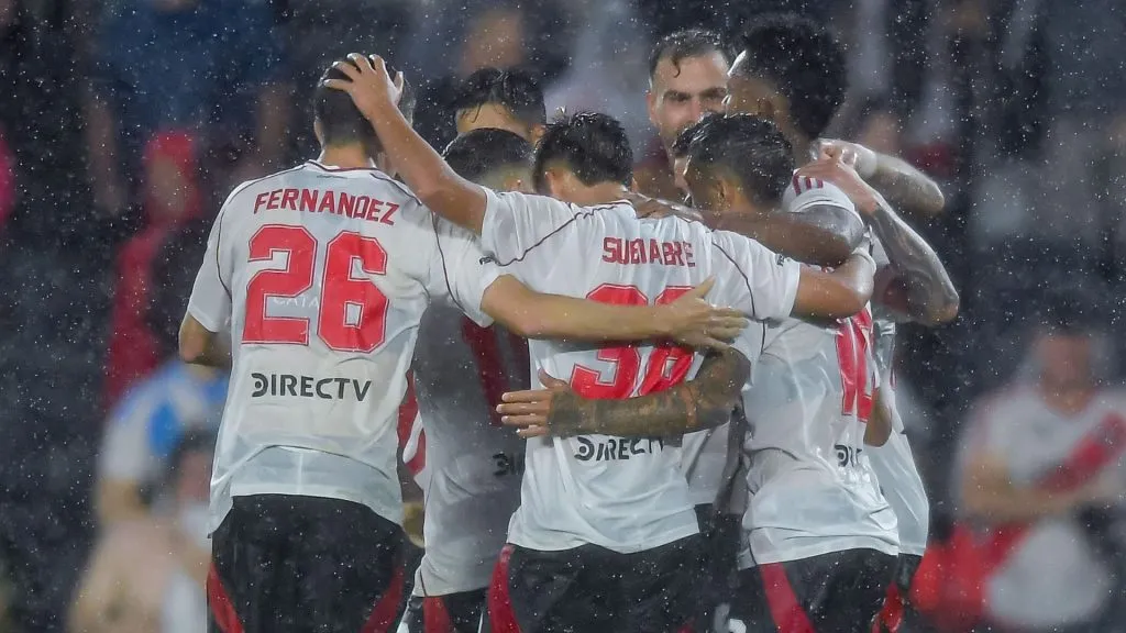 Abrazo de gol bajo la lluvia: River ganó, gustó, goleó y ahora espera por Barracas.