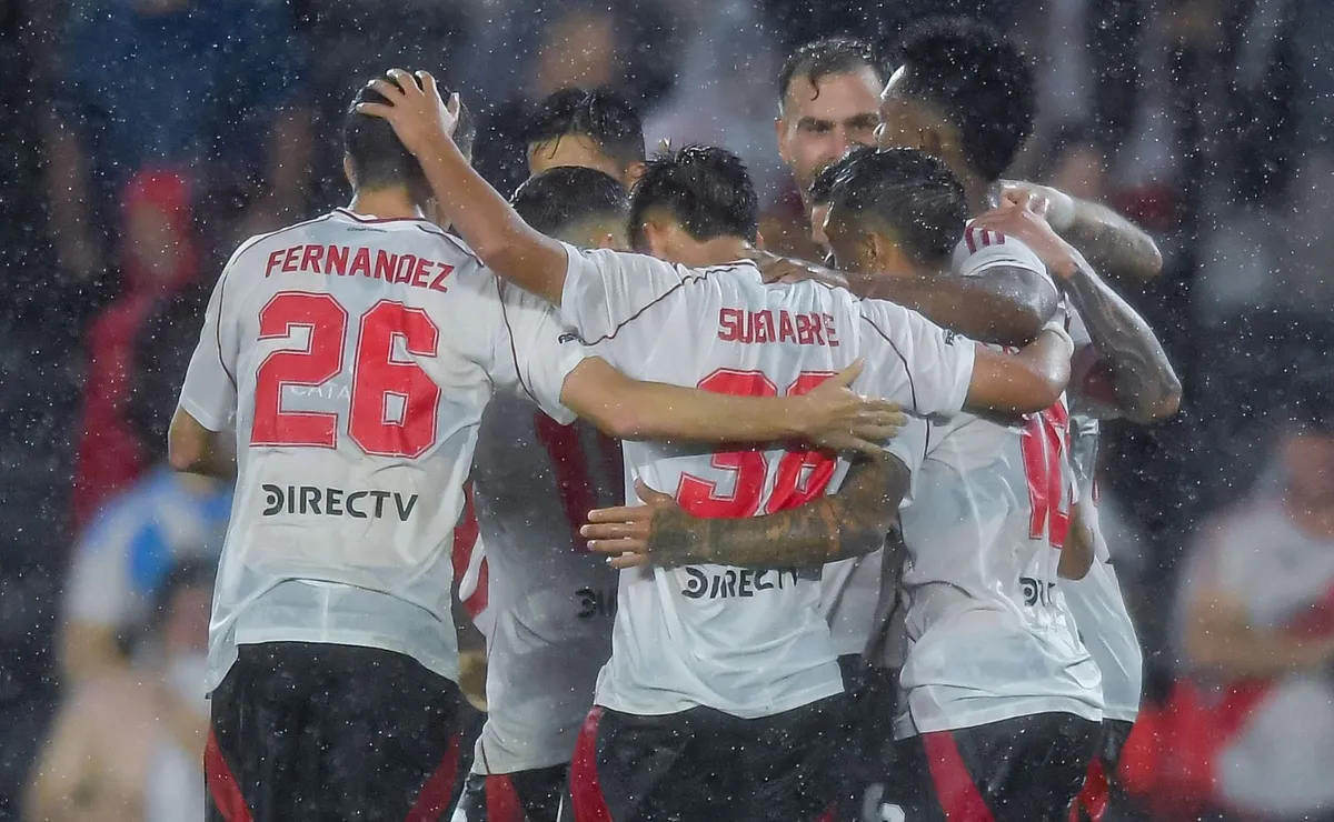 Abrazo de gol bajo la lluvia: River ganó, gustó, goleó y ahora espera por Barracas.
