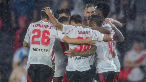 Abrazo de gol bajo la lluvia: River ganó, gustó, goleó y ahora espera por Barracas.