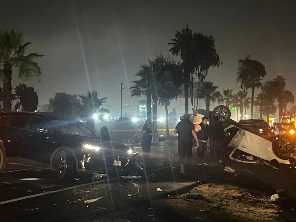 La camioneta negra en la que viajaba Fossati y el auto blanco, los involucrados en el accidente.