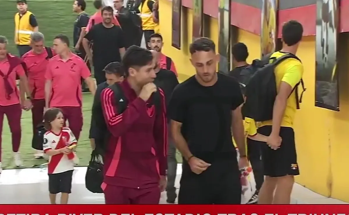 Nahuel Gallardo, junto al plantel de River.