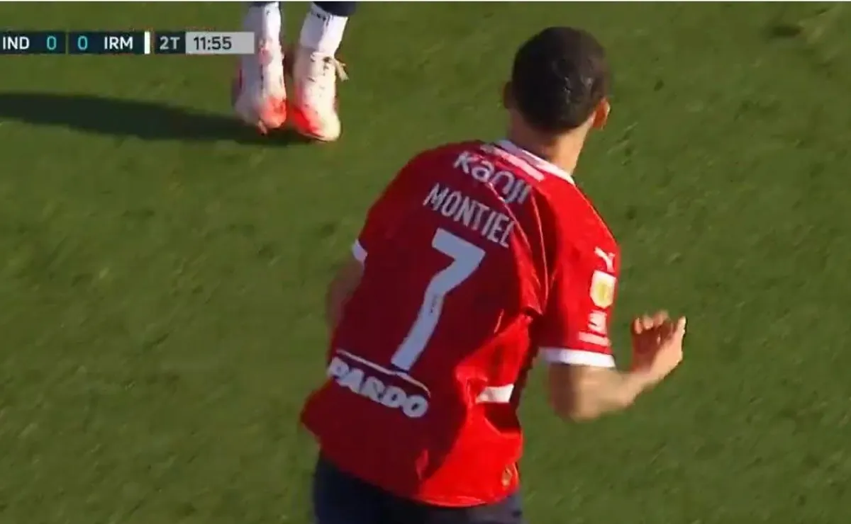 Golazo extraordinario de Santiago Montiel.