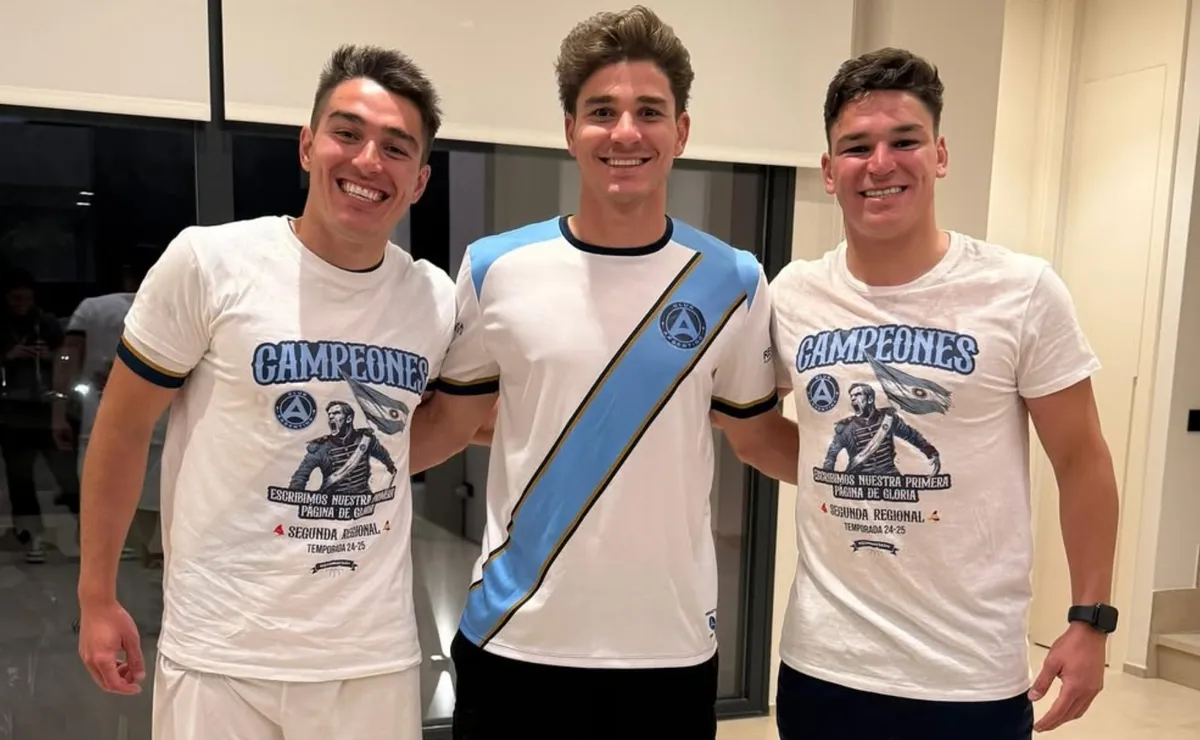 Julián Álvarez celebró el título del Club Argentino de Fútbol donde juegan sus hermanos en España.