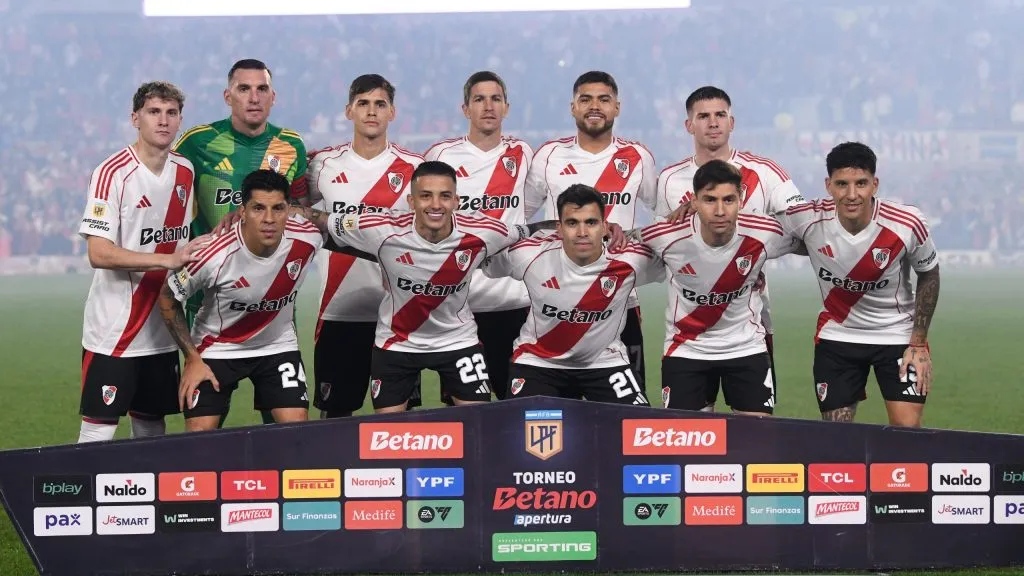 Los once de River que golearon a Barracas. Foto: LPM / Diego Haliasz.