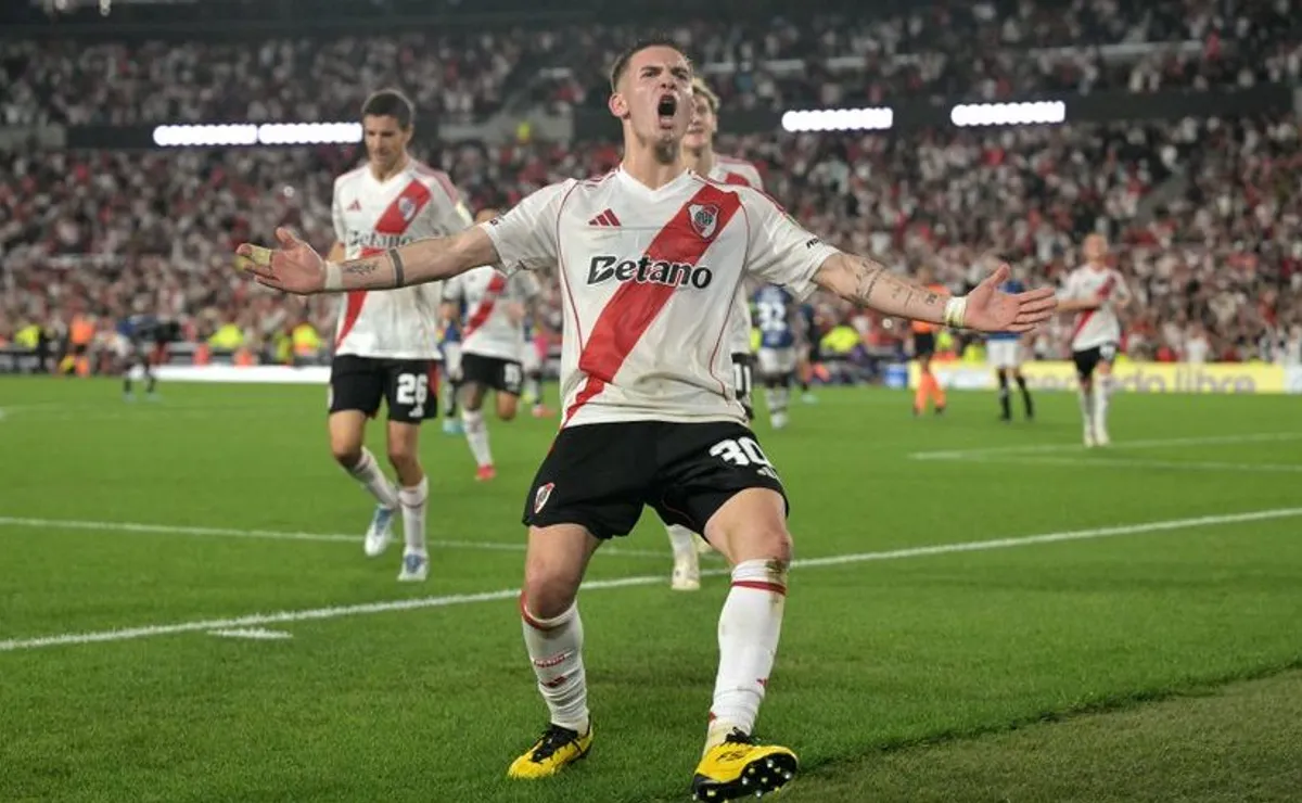 Mastantuono festeja su gol.