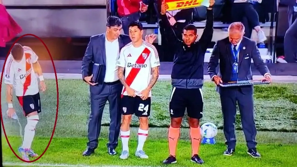Maxi Meza se mojó los botines antes de entrar al partido que River le ganó a Independiente del Valle en la Copa Libertadores 2025.