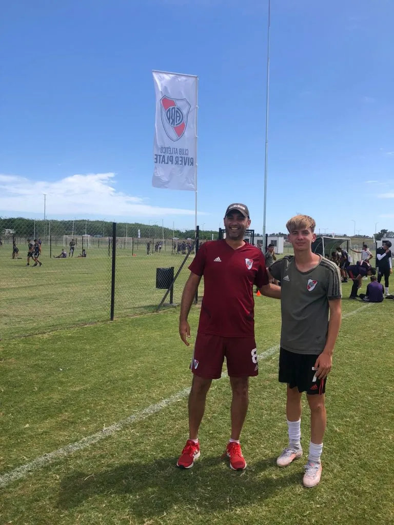 Martín Pellegrino con Franco Mastantuono