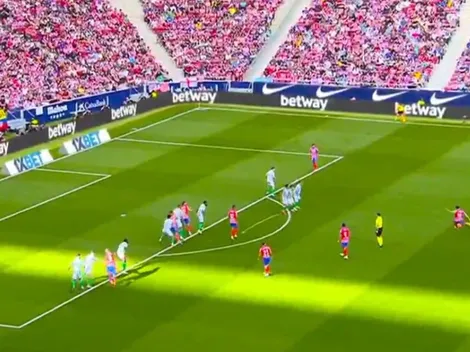 Descomunal: doblete y golazo de tiro libre para Julián Álvarez ante Betis