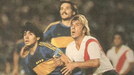 Mostaza Merlo marca a Maradona en un Superclásico entre River y Boca.