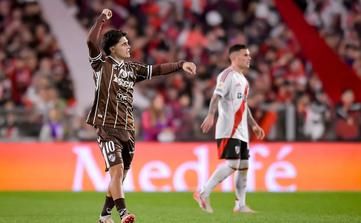 La defensa de River durmió en el gol de Platense.
