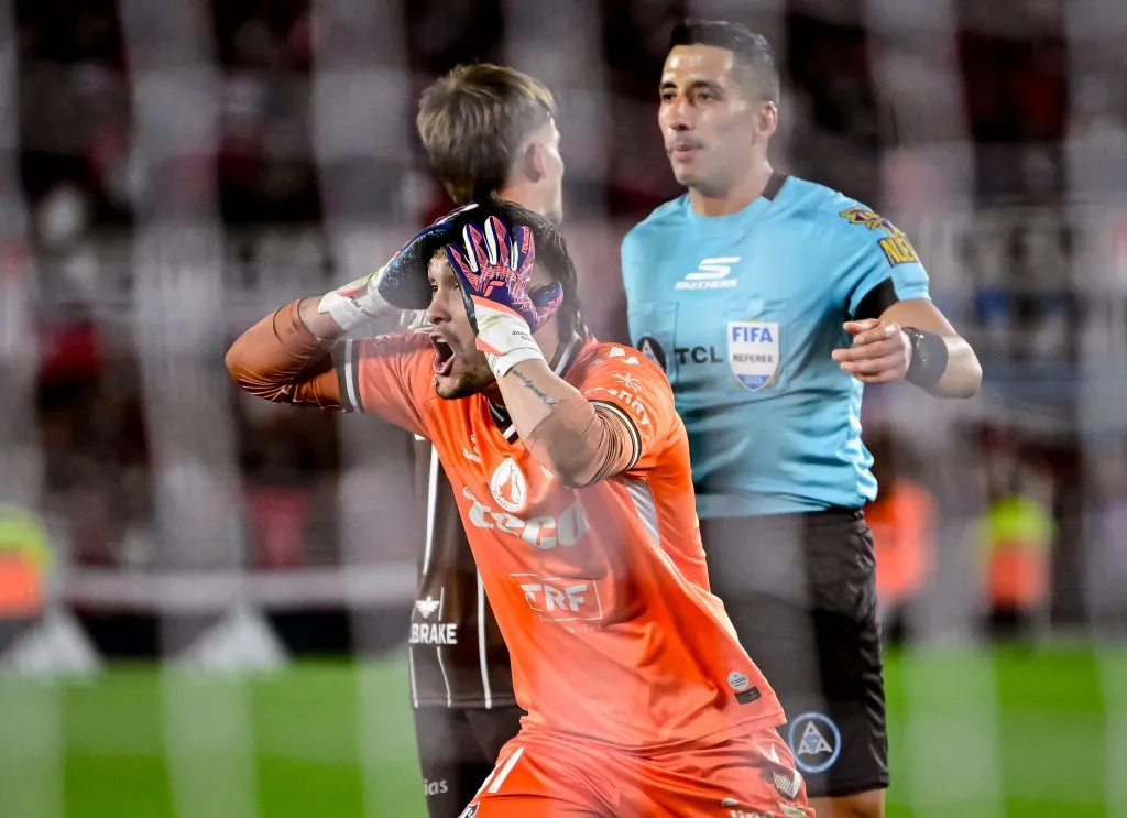 Cozzani explota con el árbitro por el penal sancionado sobre Borja. (Foto: Getty).