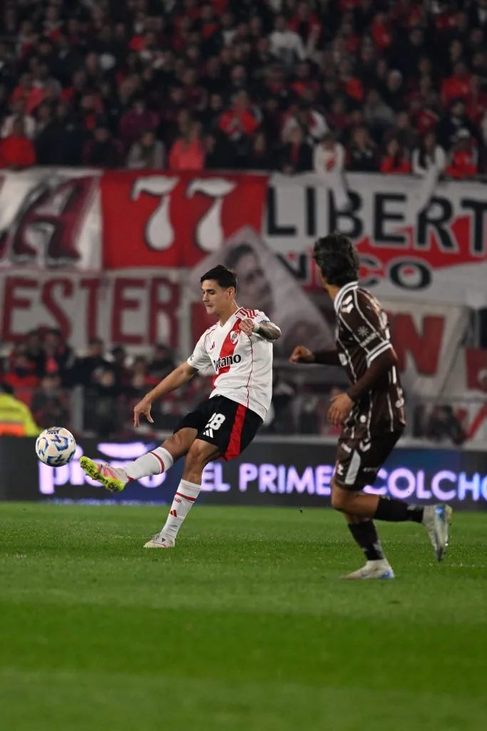 Martínez Quarta quedó corto en el despeje. (LPM/Diego Haliasz)