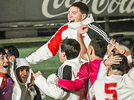La cargada de los jugadores de River a Boca tras ganar el Superclásico de Reserva