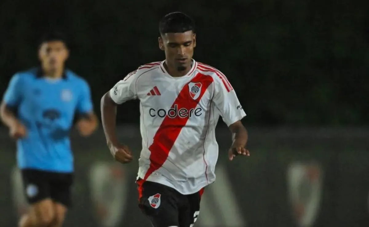 Lisandro Bajú firmó su primer contrato profesional con River.