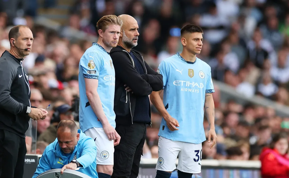 Echeverri saltó a la cancha junto a Kevin De Bruyne. (Foto: Getty).