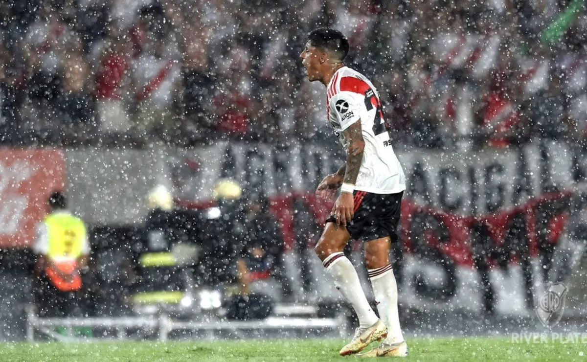 Enzo Pérez bajo la lluvia en el Monumental (@RiverPlate).