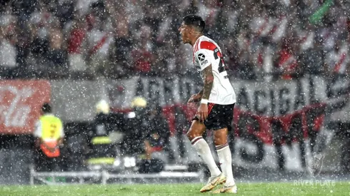 Enzo Pérez bajo la lluvia en el Monumental (@RiverPlate).