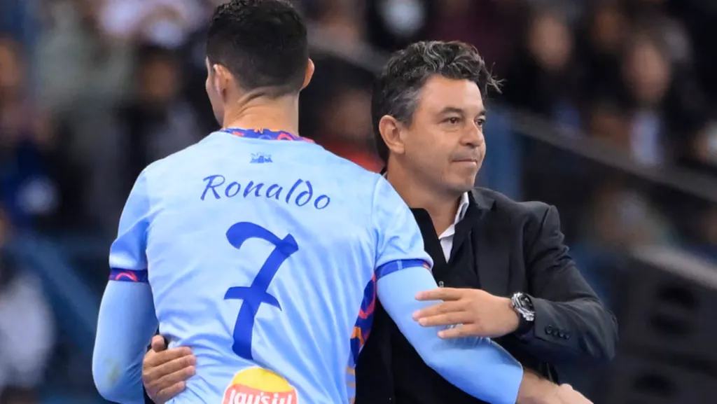 El abrazo entre Gallardo y Ronaldo.