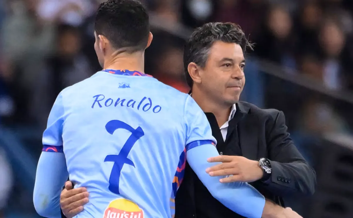 El abrazo entre Gallardo y Ronaldo.