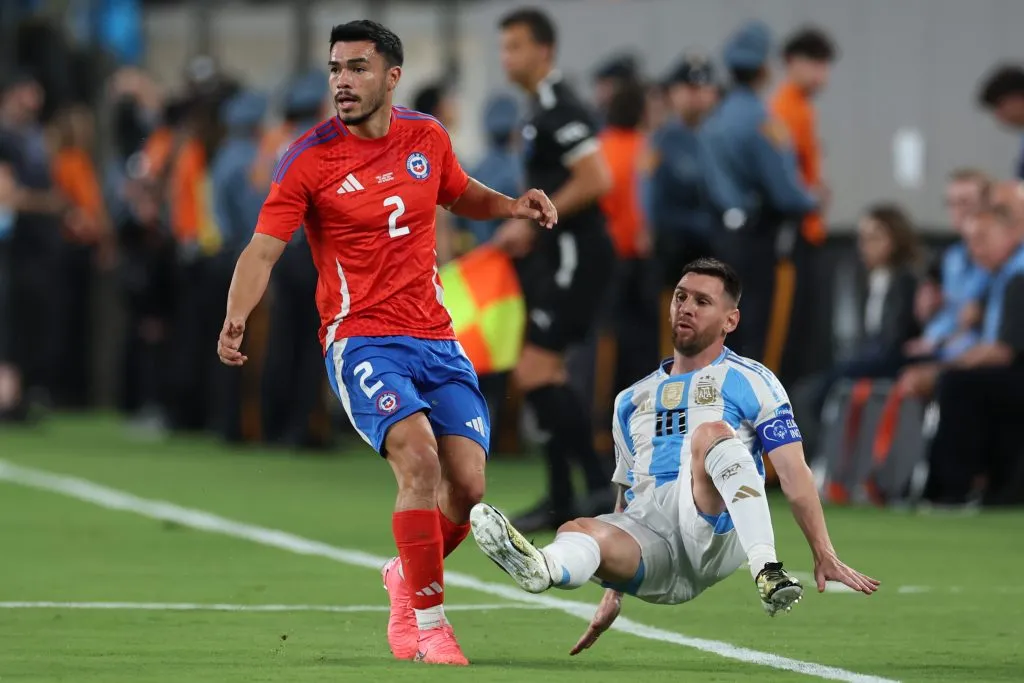 Gabriel Suazo marcando a Messi durante la Copa América 2024. (Getty Images)
