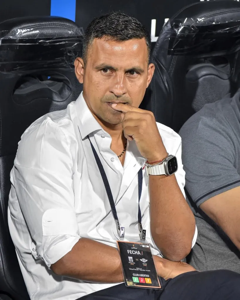 Sergio Aquino, entrenador de Libertad de Paraguay. Enfrentará a River en octavos de final de la Copa Libertadores 2025.