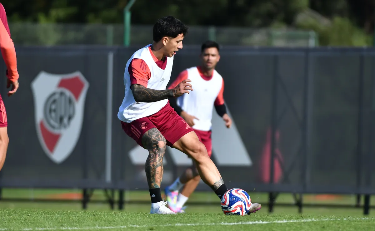 River ya se entrena con la nueva pelota del Mundial.