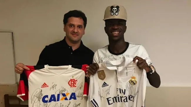 Juni Calafat junto a Vinicius previo a que llegue al Real Madrid.