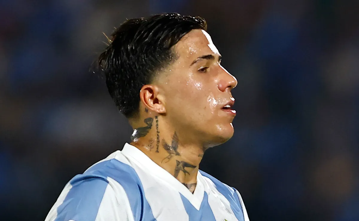 Enzo Fernández no está presente en el partido ante Chile.