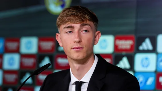 Dean Huijsen será comepañero de Mastantuono.