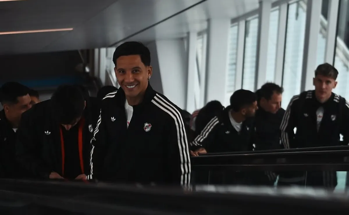 River aterrizó en Seattle y espera por su debut.