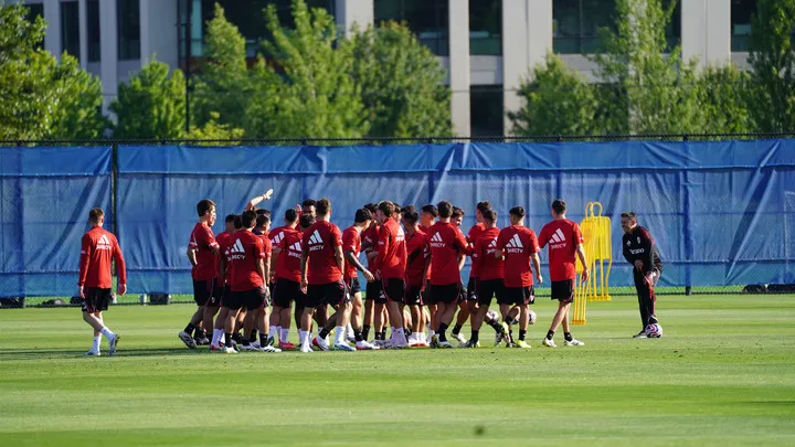 Entrenamiento de River en Seattle, Estados Unidos, en el complejo del Seattle Sounders. Marcelo Gallardo mira al plantel que hace un juego en el entrenamiento previo al inicio del Mundial de Clubes. Foto: Marcelo Ferreiro