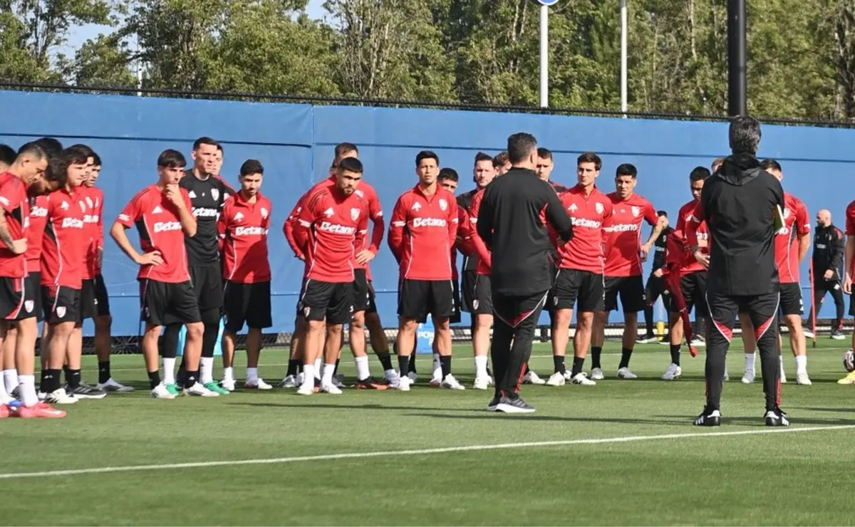Los futbolistas que esperan una definición de su futuro.