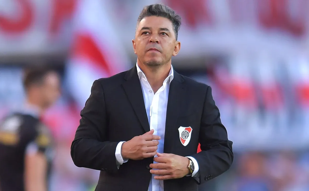 Gallardo define el once para el debut.