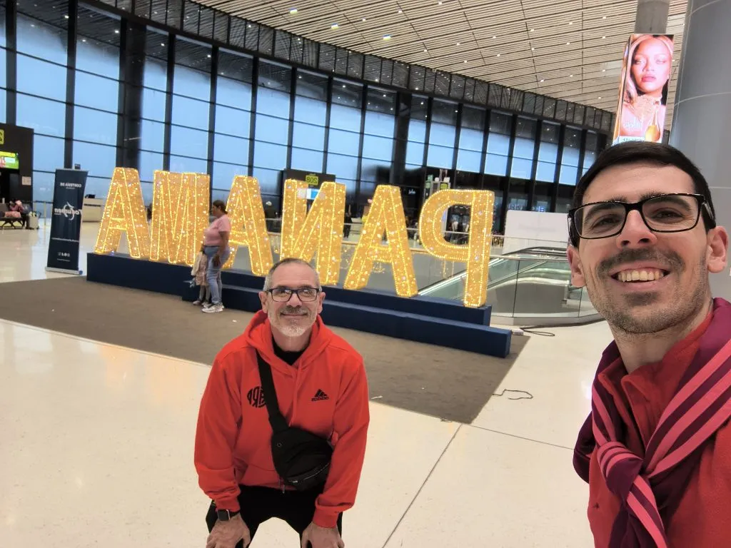 Nahuel y Jorge en Panamá, haciendo escala, antes del vuelo definitivo que los dejaría en Los Ángeles. No imaginaban la odisea que los esperaba.