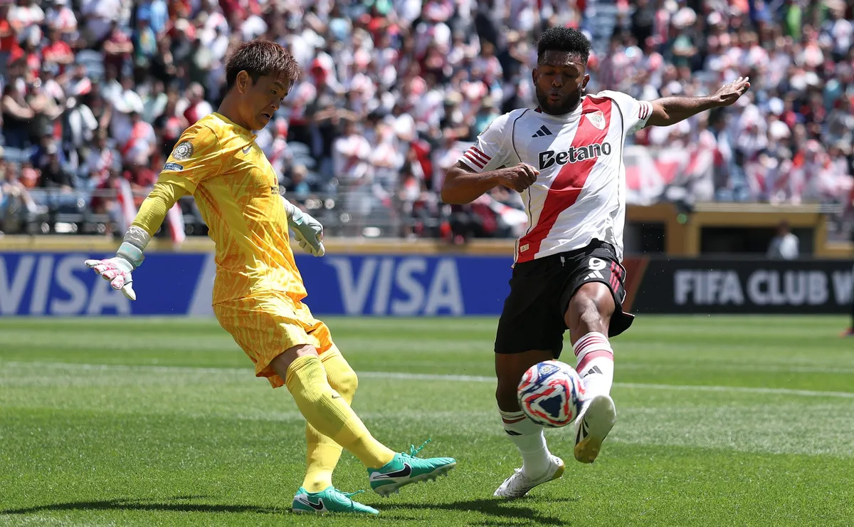 Miguel Borja jugó casi todo el segundo tiempo ante Urawa Red.