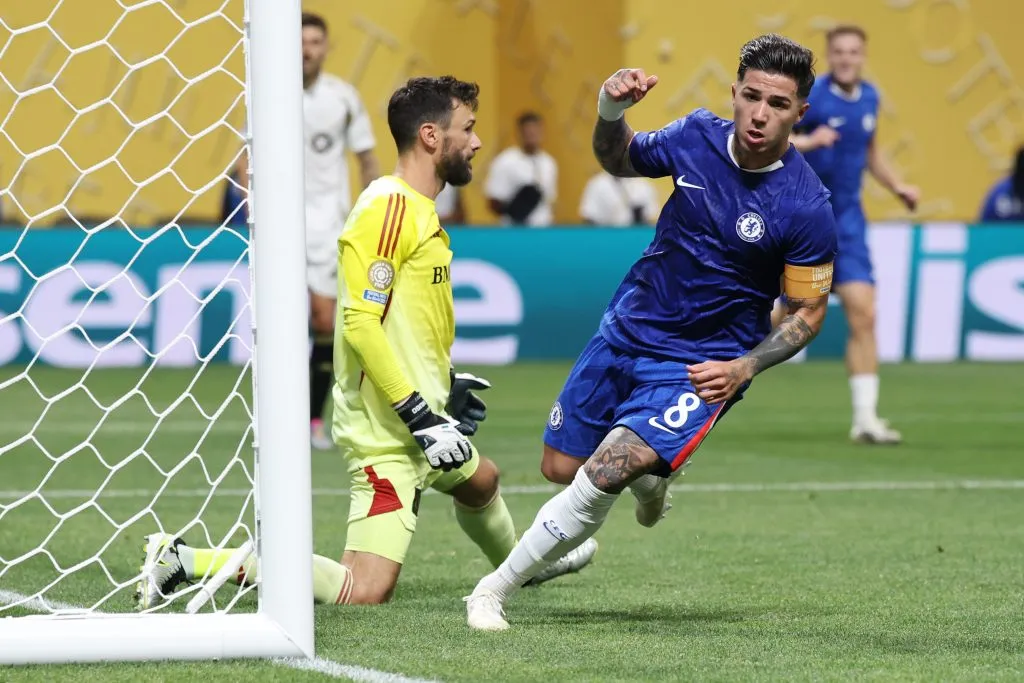 Enzo Fernández vuelve a jugar desde las 13:00 hs, después de marcar en el debut del Chelsea. (Getty Images)