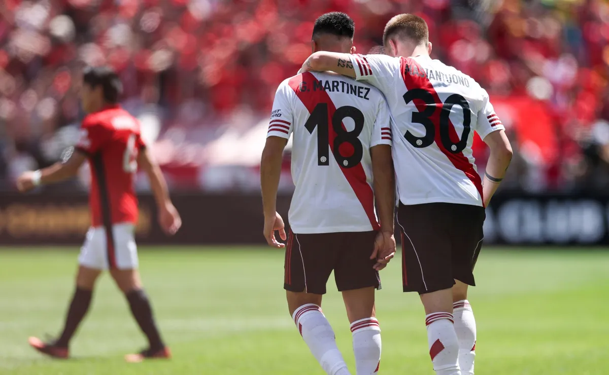 Mastantuono abraza al Pity Martínez.