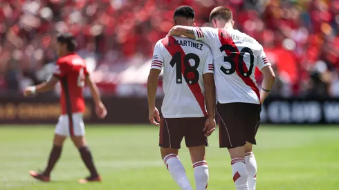 Mastantuono abraza al Pity Martínez.