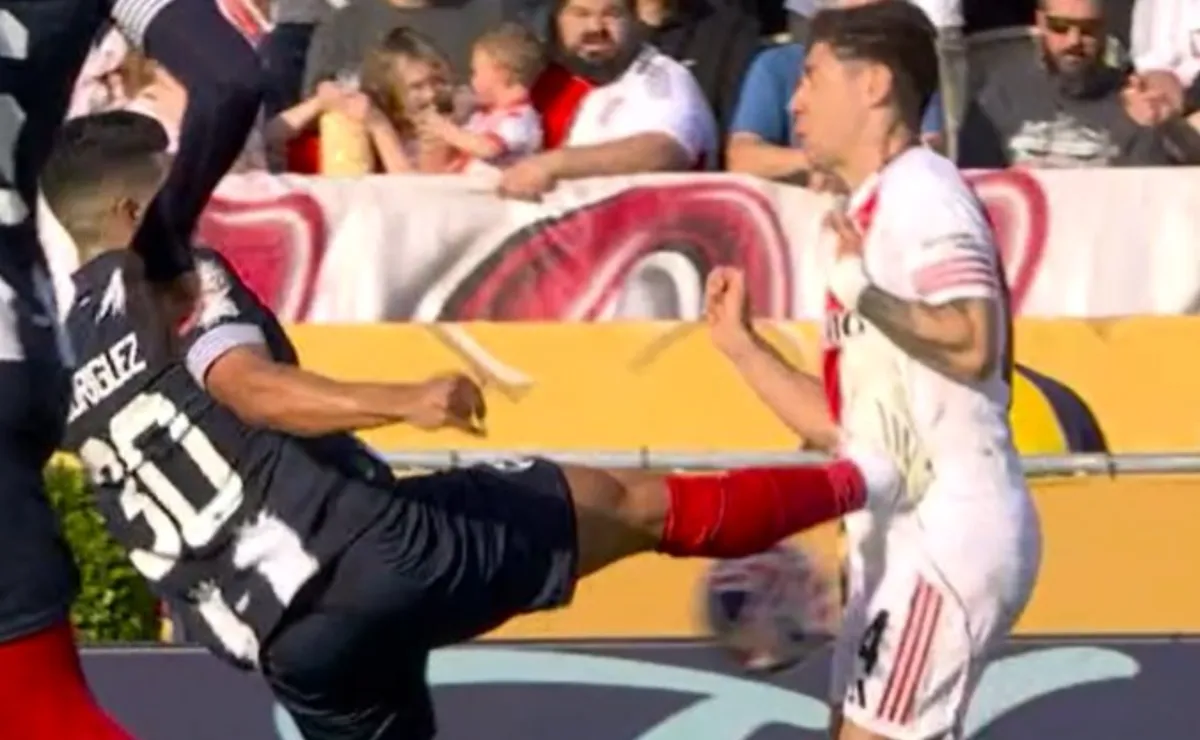 El VAR omitió un planchazo contra Montiel.