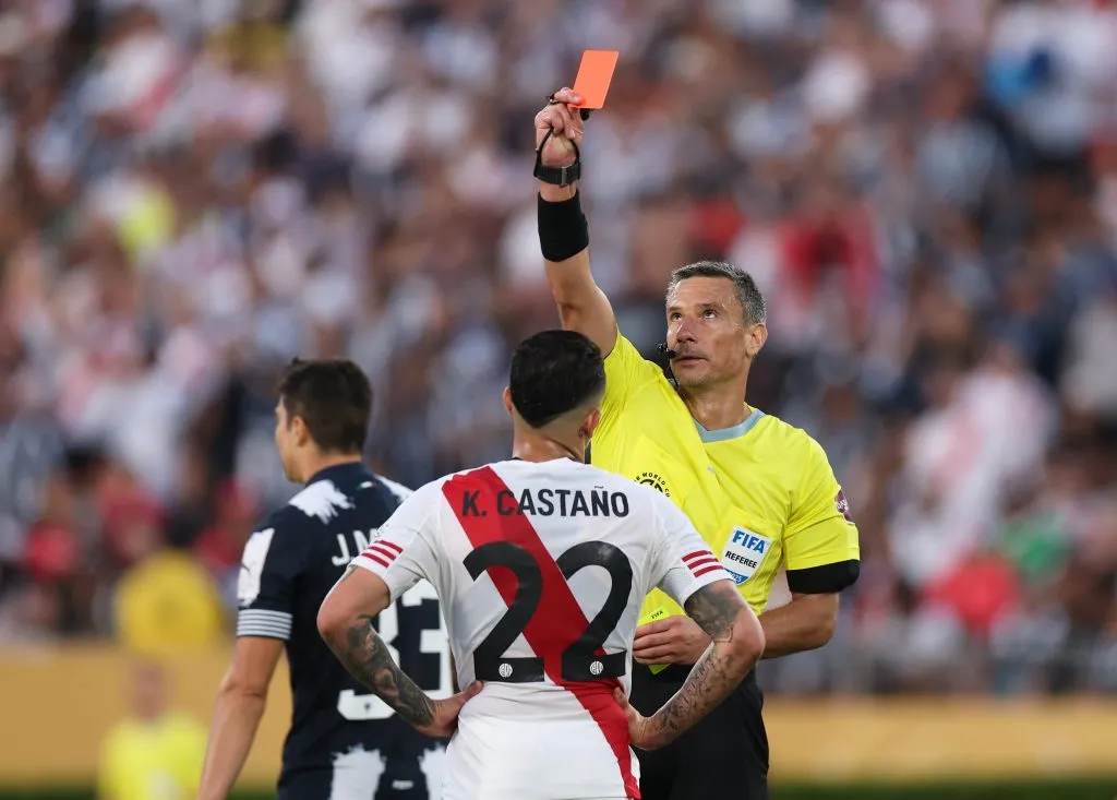 Castaño vio la roja en el final.
