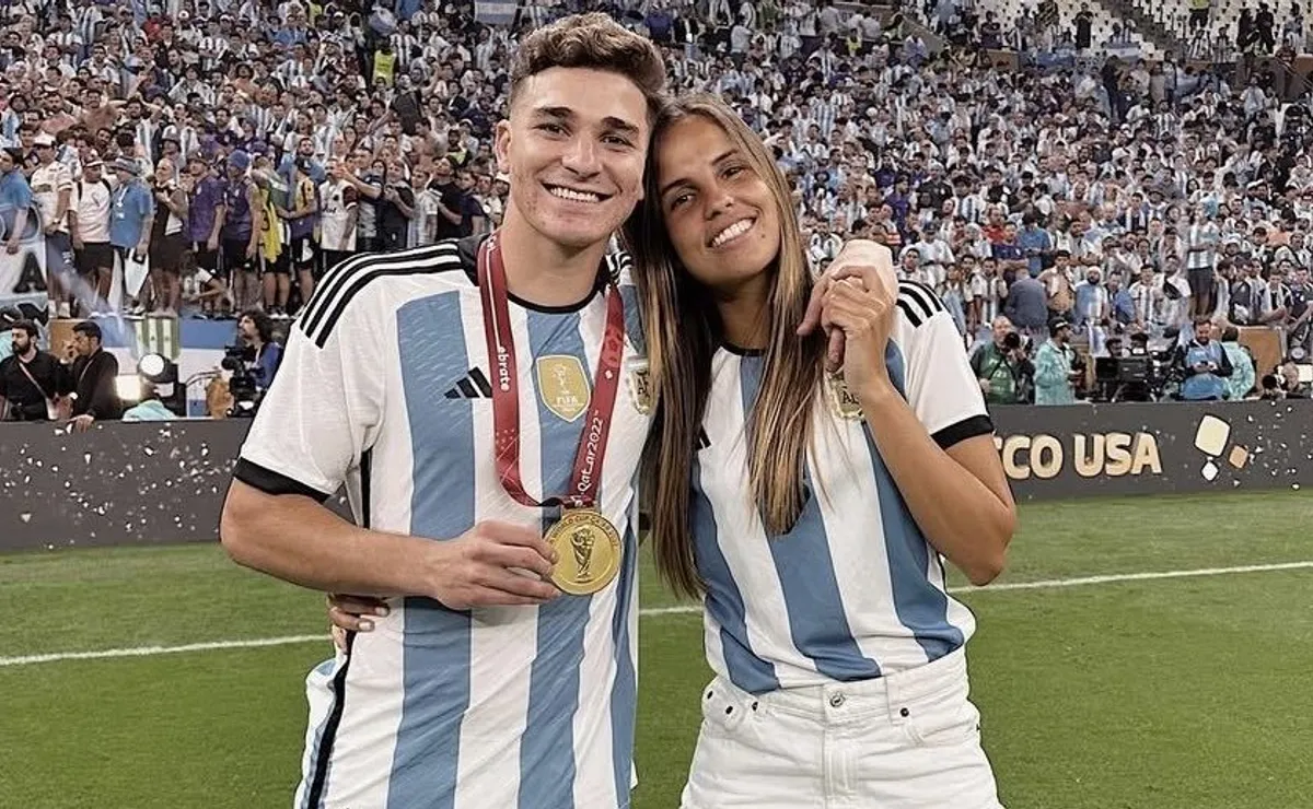 Julián Álvarez junto a su pareja.