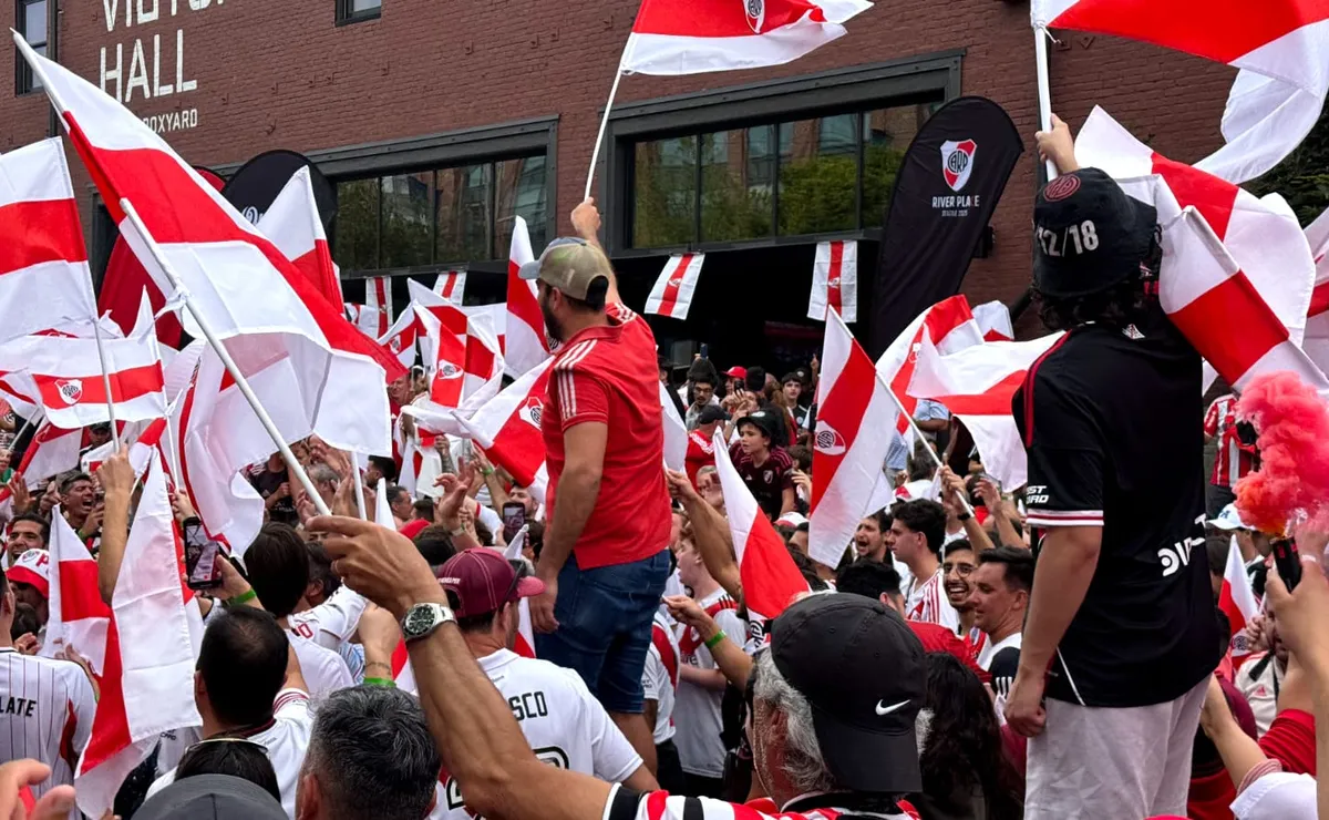 Los hinchas despidieron al plantel con un banderazo imponente antes del partido con Inter: los mejores videos