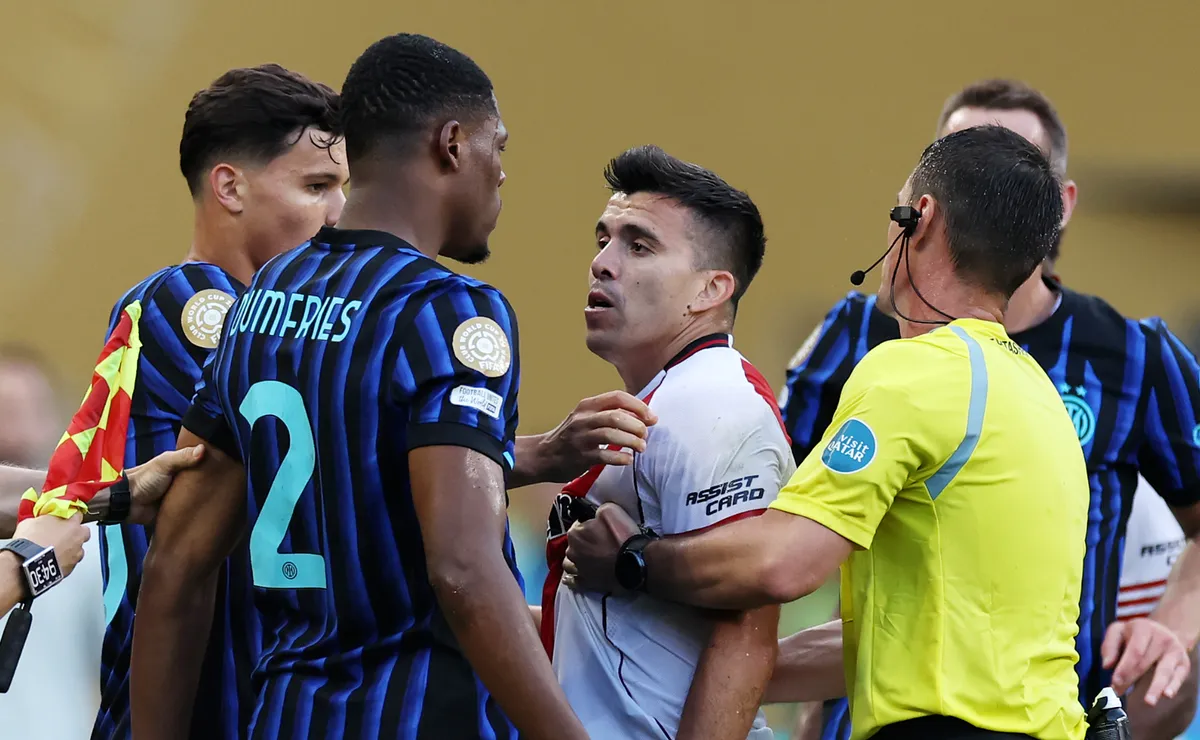 Marcos Acuña casi se va a las manos con Dumfries.