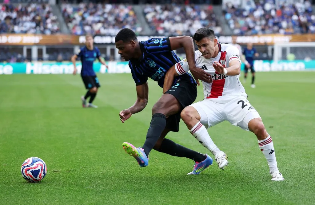 Acuña y Dumfries lucharon todo el partido. (Getty)