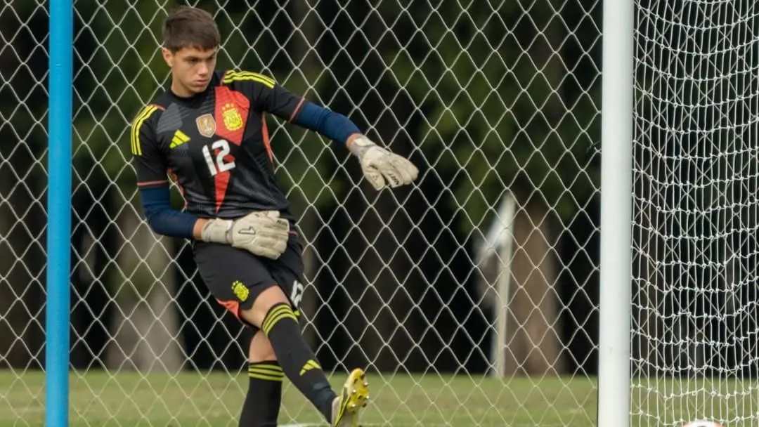 Buratti suma experiencia en la Selección mientras espera por su contrato.